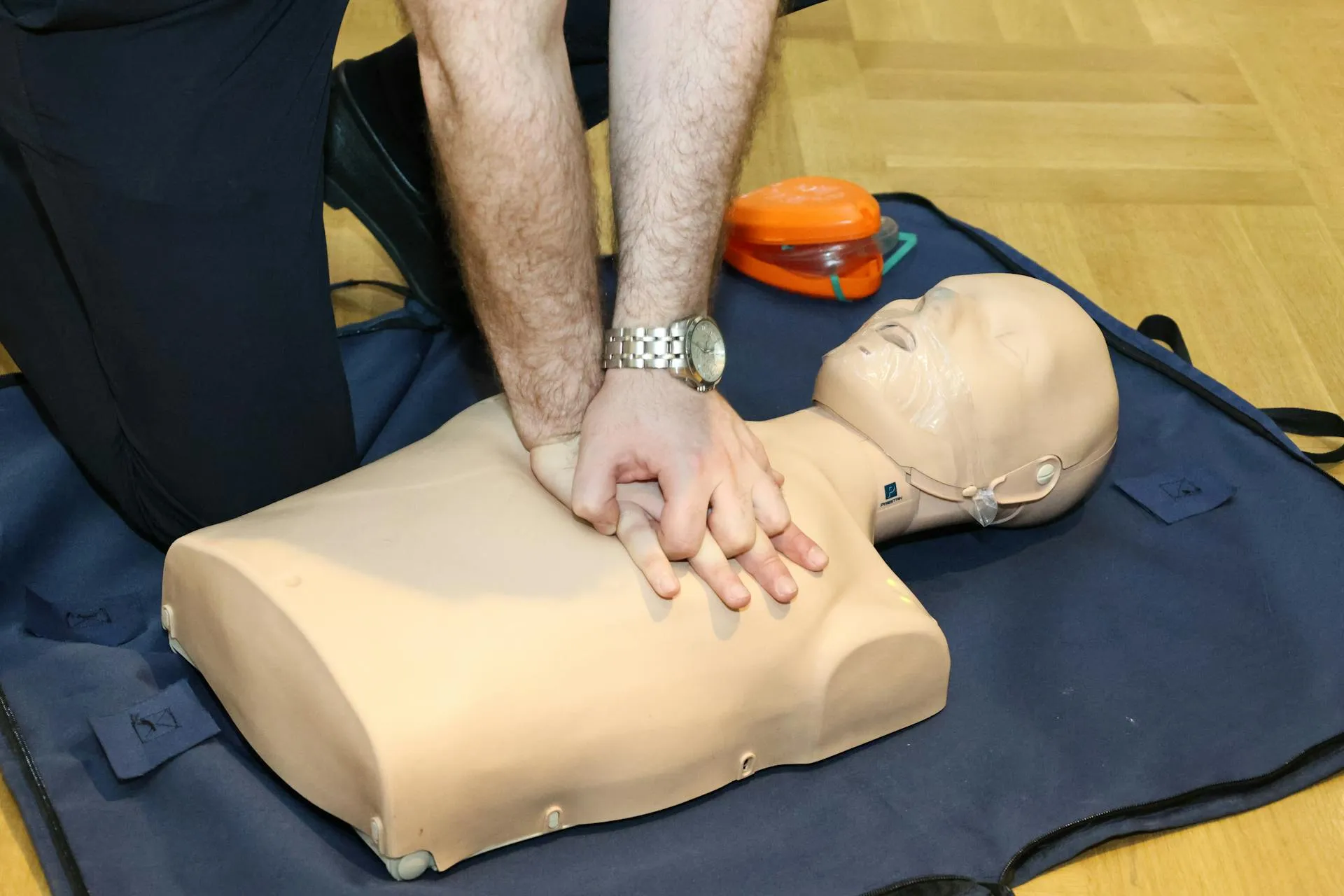 Corso BLSD e PBLSD a Parma con manichino e defibrillatore